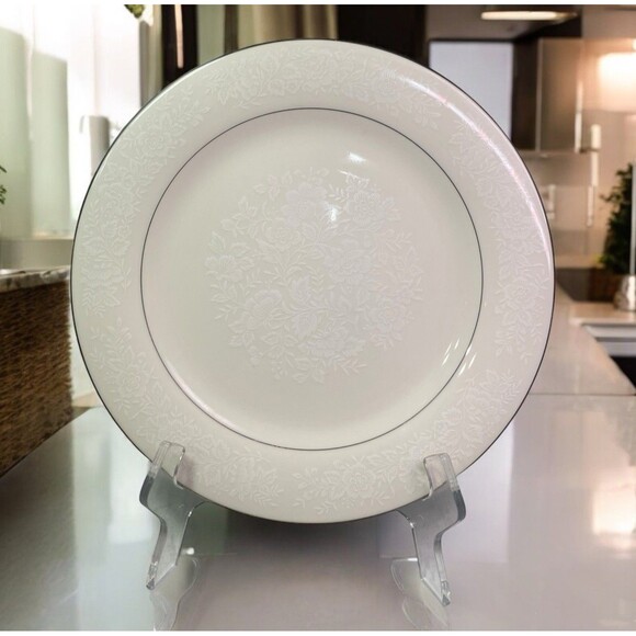 American Royalty WINTERSET Dinner Plate 1001 Very Fine Porcelain 10 7/8” - Picture 1 of 9